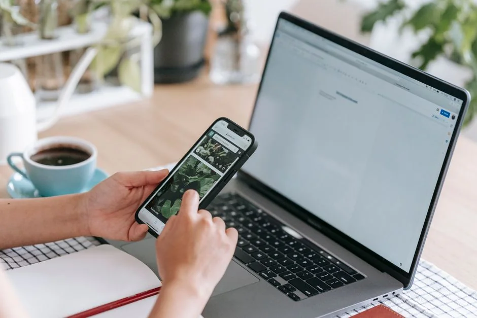 Gros plan d’un ordinateur portable affichant la page de connexion Pexels, mettant en avant une interface numérique moderne.
